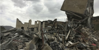 Sanaa: O CICV lamenta a intensa campanha de ataques aéreos sobre bairros densamente povoados, causando a morte de civis.